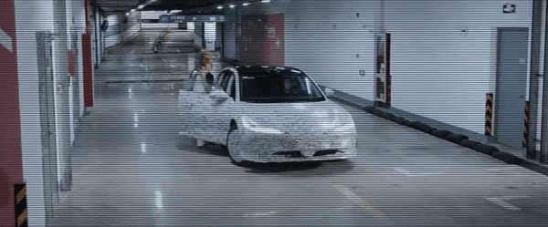 徹底終結側方停車大難題！智己汽車橫著開進側方車位