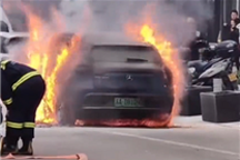 奔驰EQC电动车充电时起火 车头被烧穿