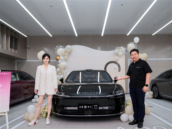 華為明星車主+1 楊冪提大件享界S9 Ultra：余承東親自交車
