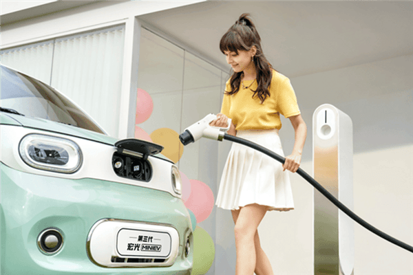 雙氣囊有快充 宏光MINIEV新增車型上市：售價4.08萬