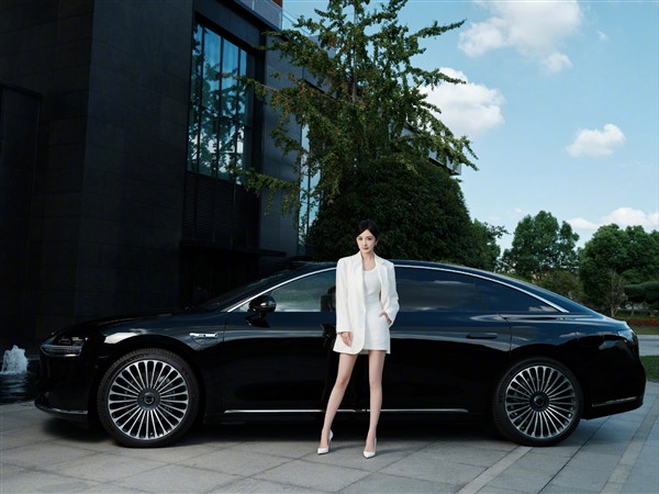 余承東親自交付：楊冪享界S9提車美圖大片