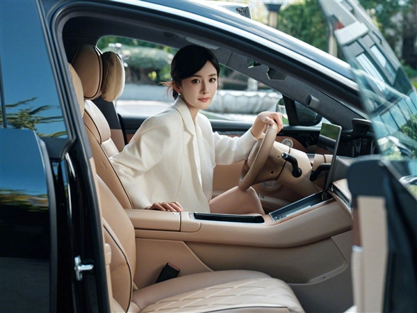 余承東親自交付：楊冪享界S9提車美圖大片