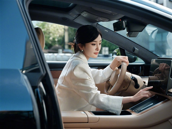 余承東親自交付：楊冪享界S9提車美圖大片