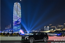 红旗HS7 PHEV开卖预售 千架无人机点亮郑州之夜