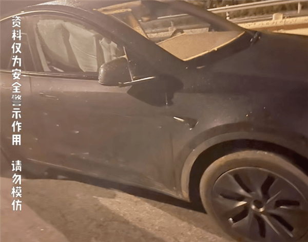 一特斯拉正常行駛氣囊突然炸開！車主：并未發生任何接觸