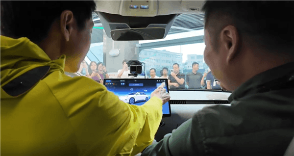 雷軍第三次到訪小鵬汽車總部：體驗車機敲木魚
