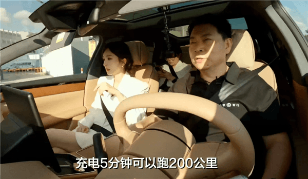 華為乾崑智駕征服明星：余承東當司機帶楊冪體驗享界S9