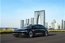 明星车主再+1 黄轩下单享界S9顶配：杨幂同款鎏金黑