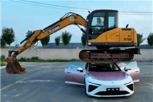 哪吒S猎装车硬核测试：挖掘机开到车顶 车门仍可正常打开