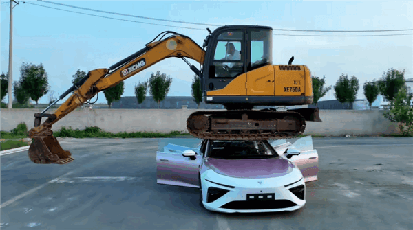 哪吒S獵裝車硬核測試：挖掘機(jī)開到車頂 車門仍可正常打開