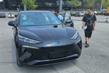 “2024成都车展:腾势N7猎影版黑化登场,续航高达702km”
