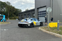 小米SU7 Ultra原型車現(xiàn)身紐北：大尾翼、寬車體、黃色閃電