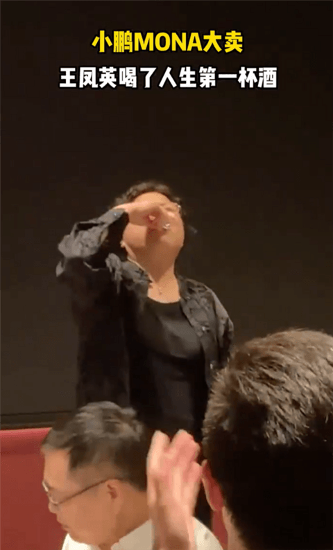 何小鹏、王凤英两人罕见同框：驾小鹏MONA M03打卡小鹏新楼