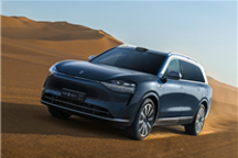 问界M9五座版登场：业界首个车规级投影巨幕功能再迎升级