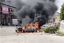 哪吒V撞击事故后起火自燃：吓得一旁白车飞快驶离