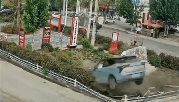 哪吒V撞擊事故后起火自燃：嚇得一旁白車(chē)飛快駛離
