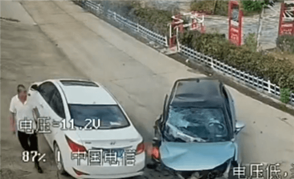 哪吒V撞擊事故后起火自燃：嚇得一旁白車(chē)飛快駛離