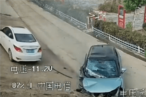 哪吒V撞擊事故后起火自燃：嚇得一旁白車(chē)飛快駛離
