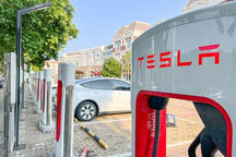 新能源车充电站现高额“超时占用费”引争议，特斯拉每小时最高收费384元