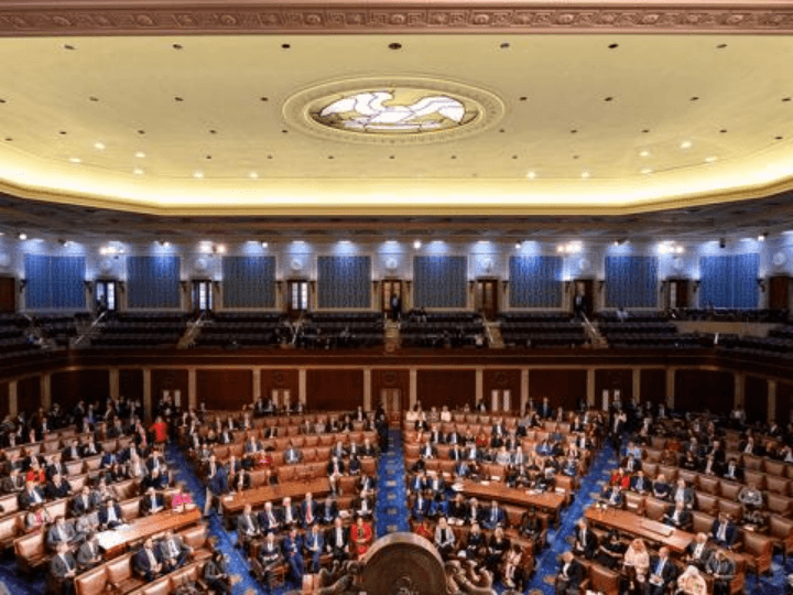 美國(guó)眾議院通過(guò)一項(xiàng)法案，限制含有中國(guó)零部件的電動(dòng)汽車(chē)獲得稅收抵免