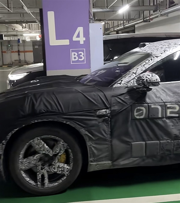 車頭超長可放V12 小米SUV最新諜照曝光：能看到內飾了