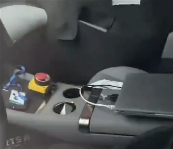 小米首款SUV“法拉米”外觀內飾曝光！車頭超長姿態(tài)超低 越看越像法拉利