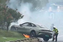 小米SU7碰撞事故后底盘起火，官方：怀疑电池短路出现短时明火