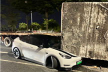 货车遇红灯急刹 运输水泥墩滑落砸中特斯拉：幸无人伤亡