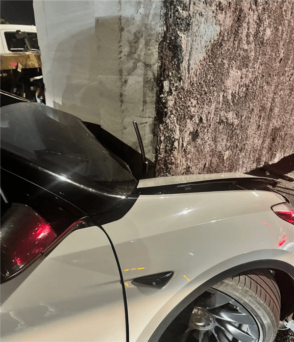 貨車遇紅燈急剎 運輸水泥墩滑落砸中側(cè)方特斯拉：幸無人傷亡