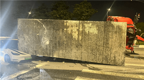 貨車遇紅燈急剎 運輸水泥墩滑落砸中側(cè)方特斯拉：幸無人傷亡