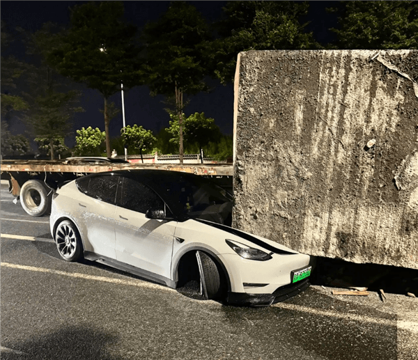 貨車遇紅燈急剎 運輸水泥墩滑落砸中側(cè)方特斯拉：幸無人傷亡