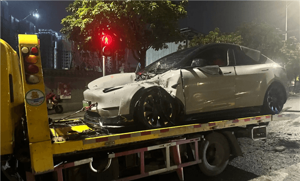 貨車遇紅燈急剎 運輸水泥墩滑落砸中側(cè)方特斯拉：幸無人傷亡