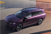 7岁女孩和弟弟被困零跑车内 机智通过车机自救