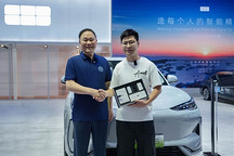 吉利銀河E5成上市最快破2萬的A級純電SUV，吉利控股集團董事長李書福在臺州為第2萬名車主交車