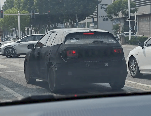 預(yù)計(jì)售價(jià)十萬級(jí)！蔚來螢火蟲首車內(nèi)飾曝光：精致且高端