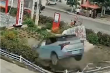 哪吒V撞击后起火自燃原因公布！驾驶员地板油加速持续13秒