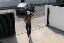 特斯拉无人自动泊车出意外：跑到路上、一溜烟逃走了