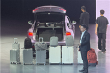 余承东现场演示智界R7后备箱空间：轻松塞下6个行李箱