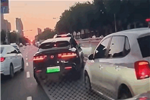 腾势Z9 GT路上圆规掉头加塞 网友:后车挤都挤不过