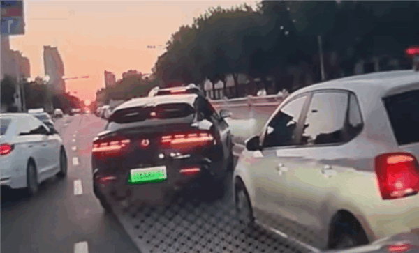 騰勢Z9 GT路上圓規(guī)掉頭加塞 網(wǎng)友：后車擠都擠不過