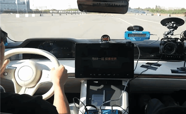 享界S9底盤測試開放日：賽車手直播實測S9 81.9km/h過麋鹿測試
