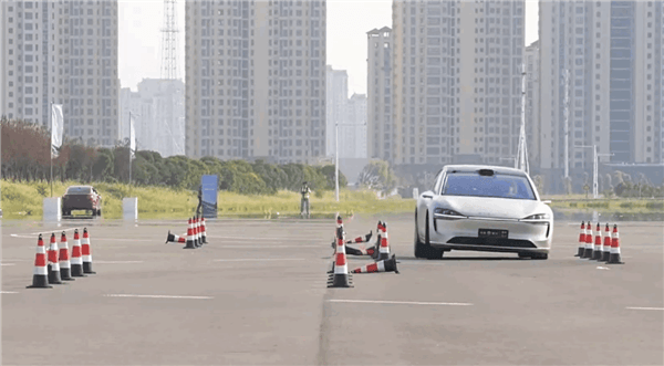 享界S9底盤測試開放日：賽車手直播實測S9 81.9km/h過麋鹿測試