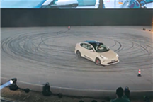 智己CEO开LS6秀漂移失败：根本漂不动、两次压到桩桶