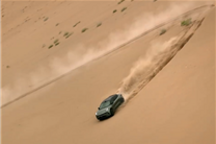 开电车耍沙漠太好玩了！极氪001成功直拔40层楼高深坑