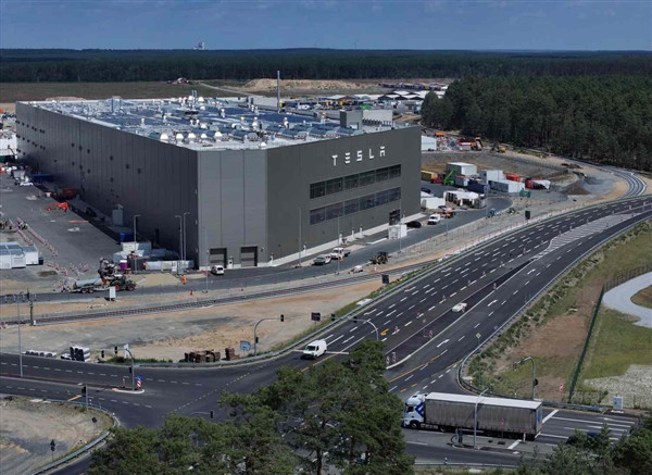 特斯拉德國工廠病假率大增至17% 是德國汽車行業三倍！馬斯克發聲