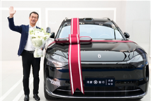 華為何剛喜提問界M9！網(wǎng)友點(diǎn)贊：應(yīng)該讓余承東來交車