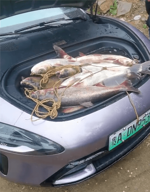 小米SU7前備箱被釣友裝魚：滴水不漏 完美！