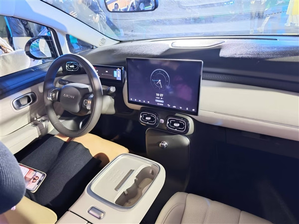 同級唯一配倒車AEB 廣汽埃安UT鸚鵡龍預售：8.98萬起