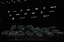 黄仁勋在CES 2025发布新品,分享机器人、智能汽车最新进展