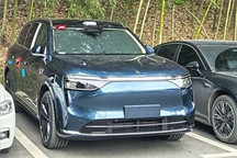 問界M8實車圖 車身比旁邊轎車高一頭 或?qū)?biāo)理想L9